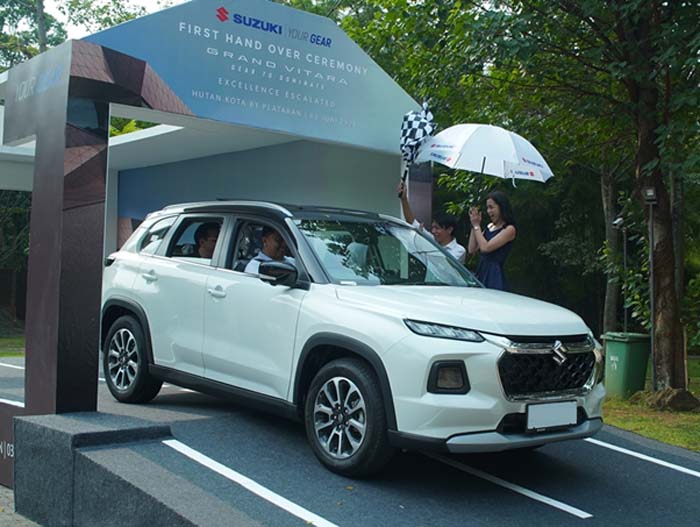 Suzuki Serahkan Unit Perdana Grand Vitara Kepada Konsumen