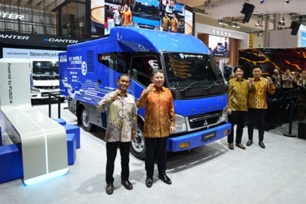Momen HUT ke-55 di GIIAS 2025, Mitsubishi Fuso Tampilkan Truk Mobile Charging eCanter dan Tractor Head Baru