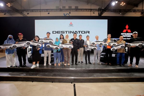 MMKSI Sambut Para Konsumen Pertama Mitsubishi Destinator dan Juara Indonesian Idol Season XIII
